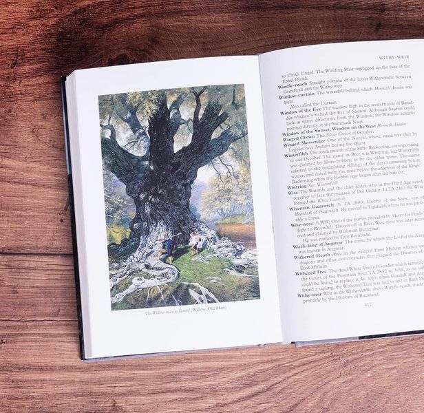 The Complete Guide to Middle-earth: The Definitive Guide to the World of J.R.R. Tolkien 008141 фото